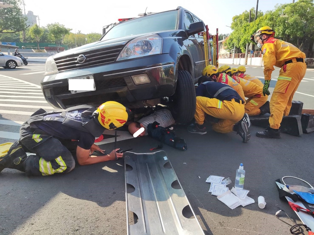 驚！老翁被壓車底下　消防救援險象環生