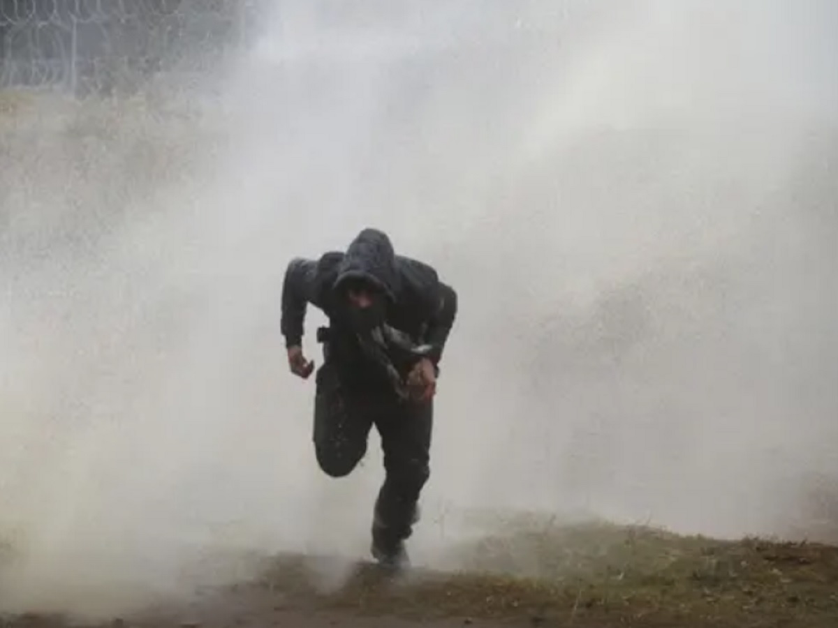 波蘭邊界危機升溫！移民鼓譟丟石塊　軍人發射催淚瓦斯