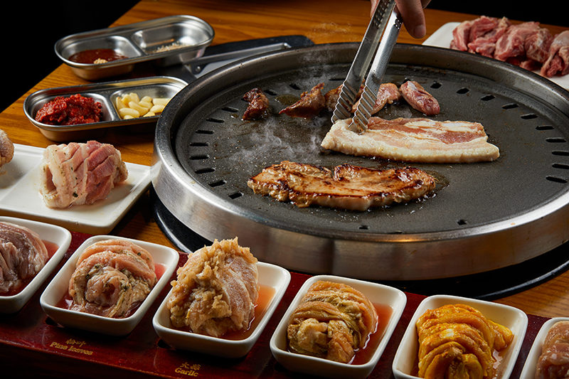 浮誇無極限！「八色烤肉」首創韓國無菜單料理第一家