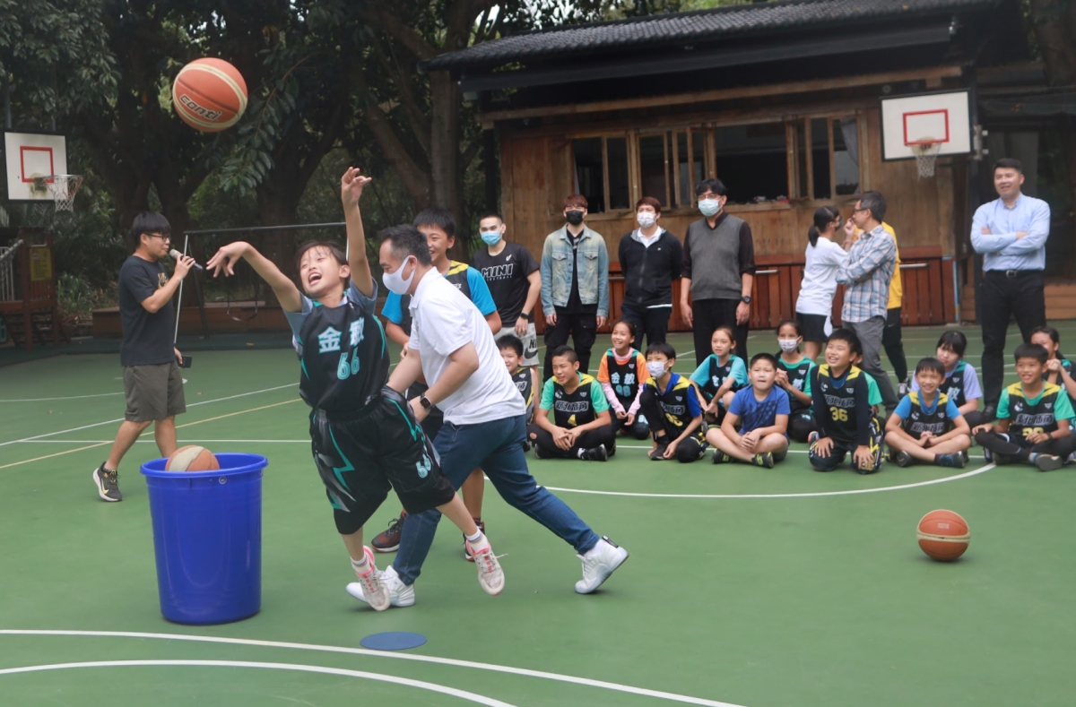 影／森林小學快樂打籃球　獲贈裝備助訓練