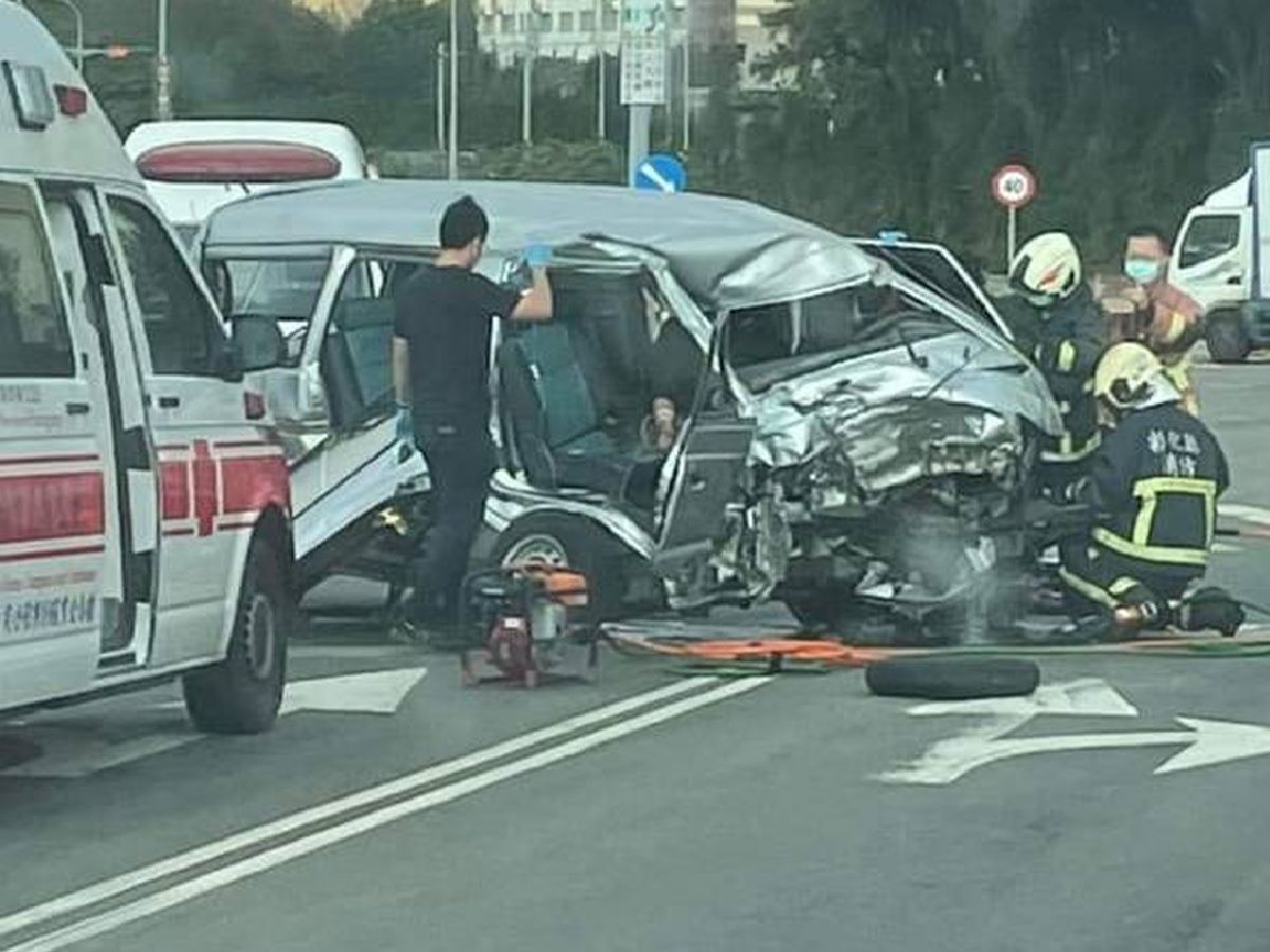 彰濱工業區聯結車和廂型車衝撞　兩人傷
